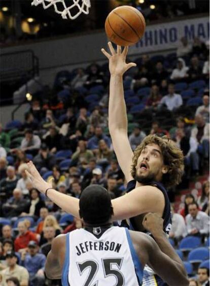 Marc Gasol pugna con Al Jefferson, de los Timberwolves de Minnesota.