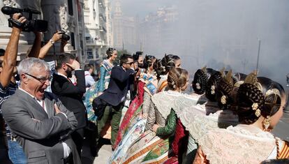 El alcalde de Valencia, Joan Ribó (i), reacciona ante el estruendo de la 'Mascletá' disparada, la primera que preside como primer edil, tras la procesión cívica hasta la estatua del rey Jaime I con motivo del 9 d'Octubre.