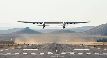 El Stratolaunch, en su primer vuelo de prueba sobre el desierto de Mojave (California). el viernes 13 de abril.