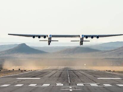 El Stratolaunch, en su primer vuelo de prueba sobre el desierto de Mojave (California). el viernes 13 de abril.