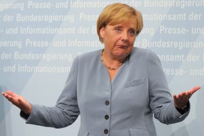 La canciller Angela Merkel gesticula durante una conferencia de prensa ayer en Berlín.