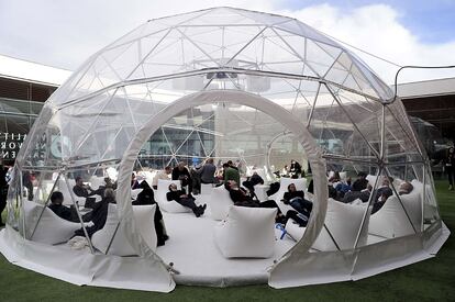 Visitantes se relajan en un rea de descanso en el Mobile World Congress 2014 en Barcelona.