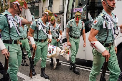 Miembros de la Legión con 'Killo', un borrego macho de seis años, que participa en el desfile.