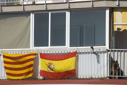 La senyera i la bandera espanyola comparteixen balcó.