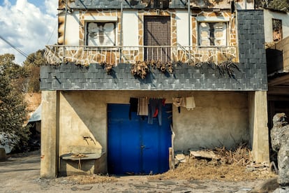Una de las casa de San Vicente de Leira que no fue devorada por las llamas, aún con la ropa tendida.