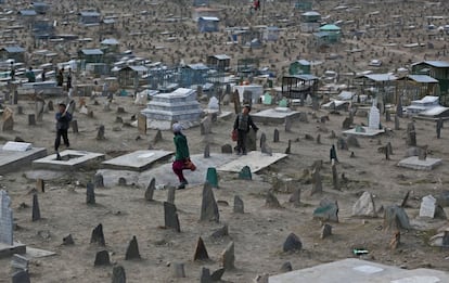 Niños afganos juegan en el cementerio Kart-e Sakhi en Kabul (Afganistán). 