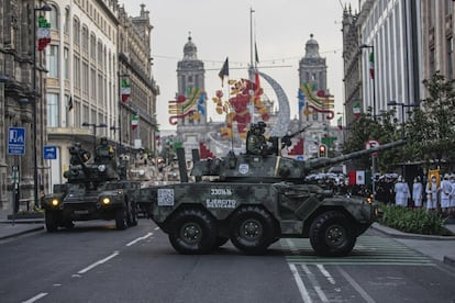 Varios vehículos militares apostados sobre la calle 20 de noviembre en el Centro Histórico.