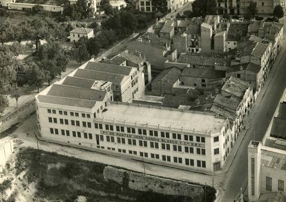 Exterior de la fábrica de la editoria valenciana de mobiliario exterior Gandía Blasco en 1942. Muchas de las compañían del sector son empresas familiares con experiencia en capear crisis. |