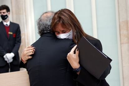 La nueva presidenta del Parlament, Laura Borràs, se abraza al expresidente de la Generalitat, Quim Torra.