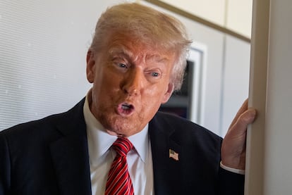 Donald Trump a bordo del Air Force One, el 14 de mayo de 2025. 