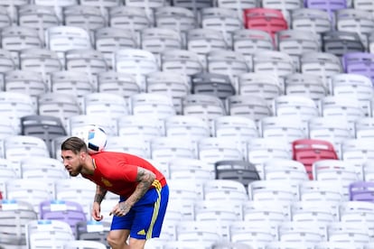 Los malabarismos de Sergio Ramos durante el entrenamiento de España.