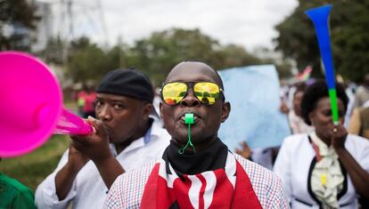 Un hombre pita un silbato durante una protesta de enfermeros en huelga en Nairobi (Kenia).