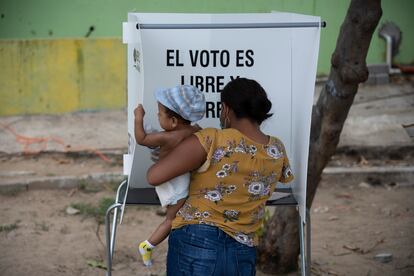 Una mujer vota en las casillas especiales del Instituto Nacional Electoral (INE) en Guerrero, el 6 de junio.