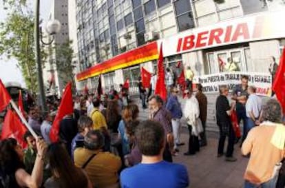 Los trabajadores de tierra de Iberia durante una manifestación ante la sede de la compañía. EFE/Archivo