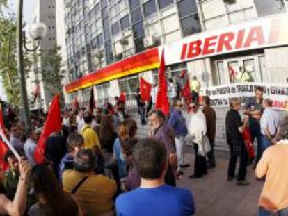 Los trabajadores de tierra de Iberia durante una manifestación ante la sede de la compañía. EFE/Archivo