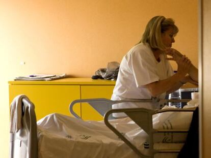 Una enfermera de la Unidad de Paliativos del Hospital Virgen Macarena de Sevilla en 2009.