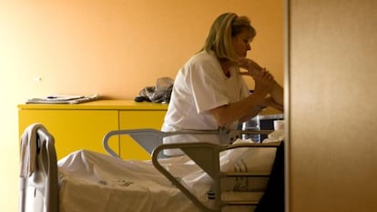 Una enfermera de la Unidad de Paliativos del Hospital Virgen Macarena de Sevilla en 2009.