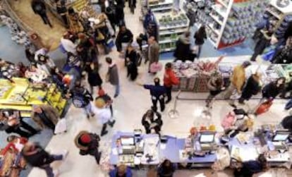 El subíndice que mide las expectativas de los consumidores sobre cómo estará la economía en un plazo de medio año avanzó este mes a 75,8 puntos, comparado con los 67,8 de abril. EFE/Archivo