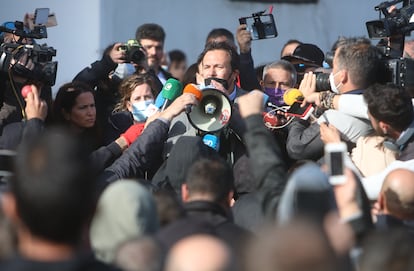 El alcalde de Cádiz, José María González. 'Kichi', se dirige a los manifestantes de la huelga del metal, el 18 de noviembre, en la ciudad andaluza.