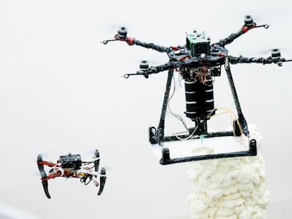 Los drones que imprimen en 3D: el 'ScanDrone' a la izquierda y el 'BuilDrone' a la derecha