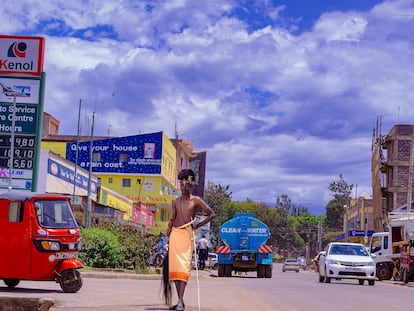 Un hombre turkano vistiendo el traje tradicional de su pueblo en el centro de Nanyuki, Kenia / Kennedy Saitoti Omufwoko.