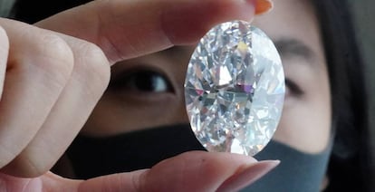 Una empleada de Sotheby's posa con el diamante.