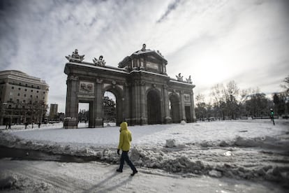 En la imagen, la Puerta de Alcalá sin tráfico y rodeada de nieve. En las últimas horas se han habilitado ya carriles en el paseo de la Castellana, la avenida Institución Libre de Enseñanza (antigua García Noblejas), avenida de la Albufera o Gran Vía del Este y otros viales de los distritos del sur.