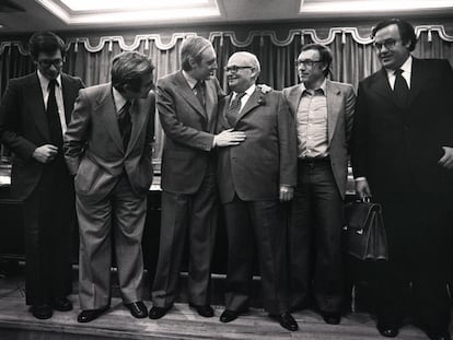 Desde la izquierda, los diputados Óscar Alzaga, Gabriel Cisneros, José Pedro Pérez Llorca, el presidente de la Comisión Constitucional, Emilio Attard, Jordi Solé Tura y Gregorio Peces Barba, tras finalizar los trabajos de la Comisión de Asuntos Constitucionales, en junio de 1978.