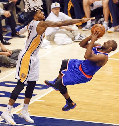 Paul George trata de bloquear el lanzamiento de Raymond Felton