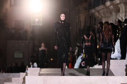 El negro sigue siendo un color fundamental en los diseños de Dolce & Gabbana.