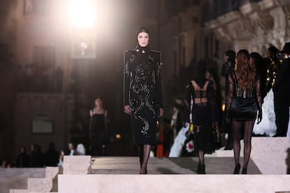 El negro sigue siendo un color fundamental en los diseños de Dolce & Gabbana.