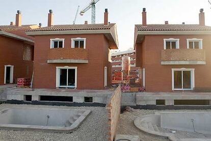 Chalets con piscina en construcción en la pedanía murciana de El Palmar.