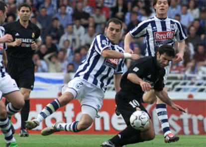 Kovacevic y Figo pugnan por el balón durante el Real Sociedad-Real Madrid en Anoeta.