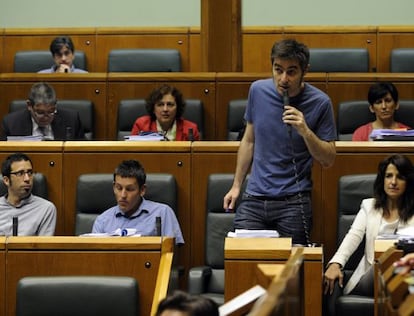 Basabe interviene en el pleno de ayer de la Cámara. Junto a él, sus tres compañeros de grupo: Ezenarro, Maeztu y Erostarbe (primero por la izquierda).