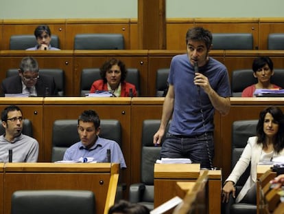 Basabe interviene en el pleno de ayer de la Cámara. Junto a él, sus tres compañeros de grupo: Ezenarro, Maeztu y Erostarbe (primero por la izquierda).