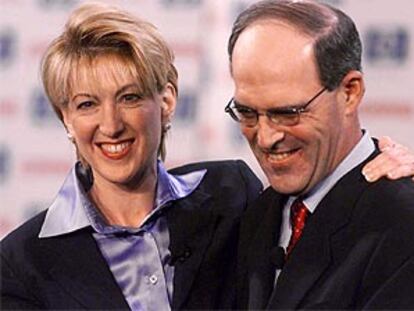 Carly Fiorina abraza a Michael Capellas tras anunciarse el acuerdo de fusión.