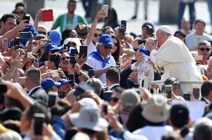 El papa Francisco besa a un bebé en su audiencia del último miércoles
