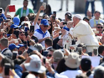 Papa Francisco beija um bebê na última quarta-feira.