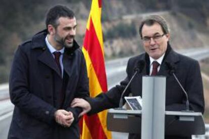 El presidente de la Generalitat, Artur Mas, y el conseller de Territorio y Sostenibilidad, Santi Vila (i), durante el acto oficial de inauguración del desdoblamiento del Eix Transversal (C-25), una autovía que atraviesa la Cataluña central entre Cervera (Lleida) y Caldes de Malavella (Girona).