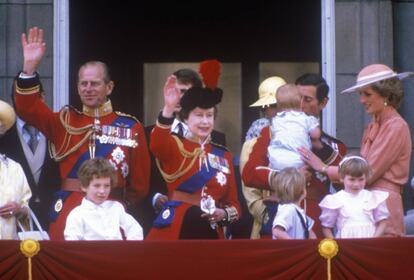 Diana se concentrou em seus filhos, desde o nascimento. Esta imagem, do Trooping the Color de 1985, é uma das poucas em que o príncipe Charles é visto fazendo algum trabalho relacionado com as crianças: ele está segurando Harry, que mal tinha nove meses.