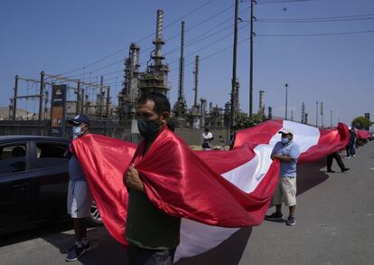 Un grupo de pescadores artesanales se manifiesta frente a la refinería de La Pampilla tras el derrame, que pone en riesgo su modo de subsistencia.