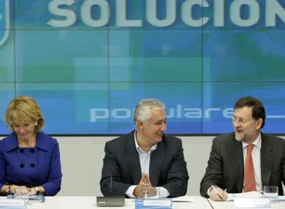 Esperanza Aguirre, Javier Arenas y Mariano Rajoy, durante la reunión de dirigentes regionales del PP celebrada en Madrid.
