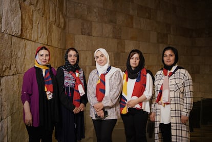 De izquierda a derecha, Gulalai Hotak, Safia Jan Mohamed, Friba Quraishi, Nazima Nezrabi y Helena Hofiany, juezas afganas exiliadas en España, fotografiadas en Madrid.