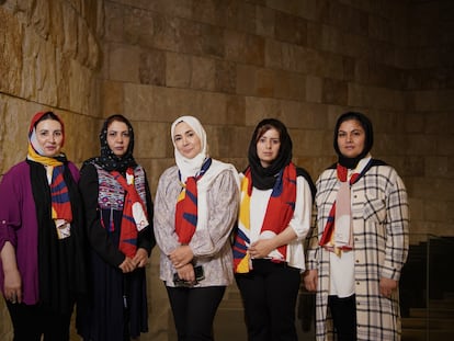 De izquierda a derecha, Gulalai Hotak, Safia Jan Mohamed, Friba Quraishi, Nazima Nezrabi y Helena Hofiany, juezas afganas exiliadas en España, fotografiadas en Madrid.