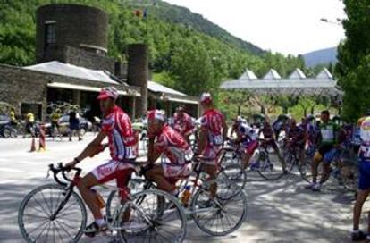 Los corredores, poco antes de la salida real, en la aduana de Andorra.