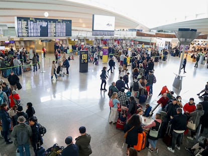 Largas colas de viajeros el sábado en la terminal del aeropuerto de Bilbao, uno de los aeropuertos con más incidencias registradas por la huelga en Iberia.