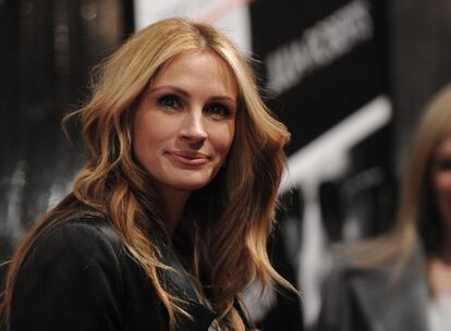 Julia Roberts, que está en Italia para participar en la película <i>Comer, rezar, amar</i>, no usa desodorante por razones ecológicas, según el diario <i>La Stampa</i>. La actriz es una firme defensora del medioambiente y trata de no dañarlo en su vida diaria, por ello prefiere lavarse con agua y jabón a usar otros productos (que contienen aluminio, nocivo para el planeta). Además, aunque le gusta el agua envasada le desagradan las botellas de plástico y exige que su comida provenga de la agricultura biológica.