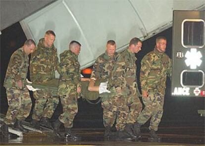 Militares estadounidenses trasladan en camilla en Rota a un compatriota el miércoles por la noche.