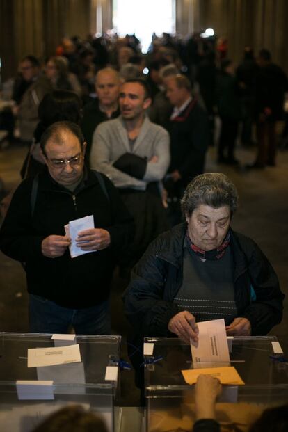 Ambiente electoral en la Universidad de Barcelona, este domingo.