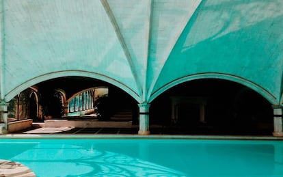 Piscina climatizada del hotel Landa, cerca de Burgos, bajo una bóveda de estilo gótico acristalada con forjados modernistas.